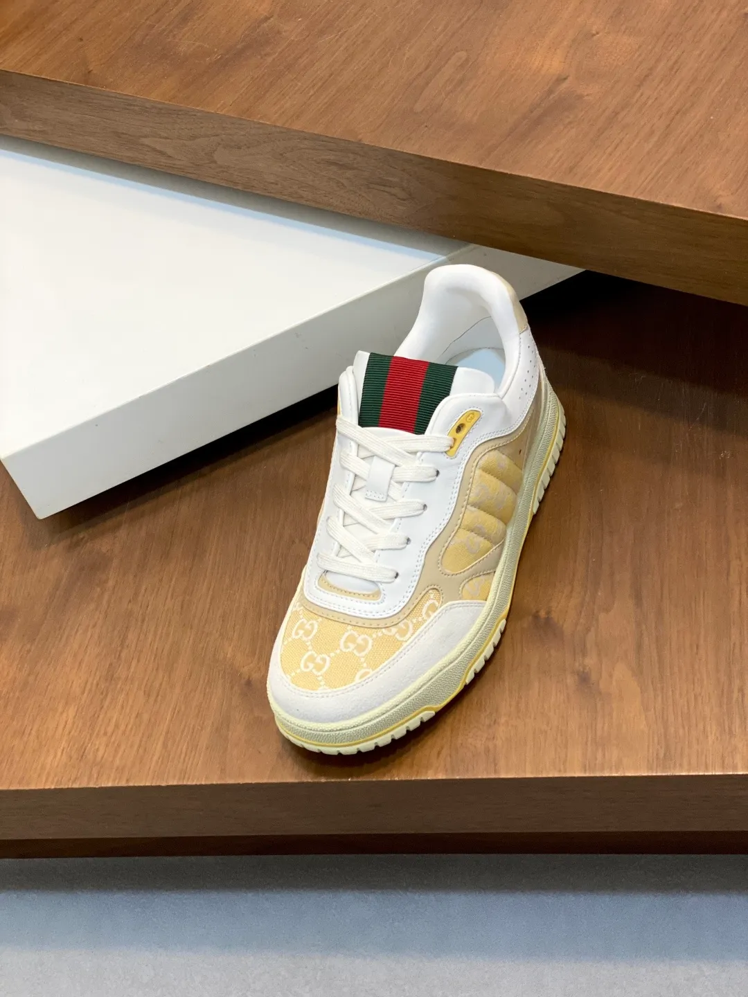 Men's Shoes 💰660 𝐆𝐮𝐜𝐜𝐢 𝐑𝐞-𝐖𝐞𝐛 As the first sneaker created by Sabato De Sarno for Gucci, the Re-Web series reinterprets the brand's classic stripes and sets off the modern silhouette design with bold and unique details. These shoes are crafted from white leather. This new sneaker is ingeniously decorated with many of the brand's classic details, and is equipped with a bright red and green webbing tongue, which will make people fall in love at first sight. White leather treated with a special process for softness and luster, with an embossed grainy texture. Script Gucci logo and interlocking G web label with Interlocking G and script Gucci logo. Rubber outsole with interlocking G detail eyelets. Web tongue. Size: 39-44 (customized for sizes 38 and 45)